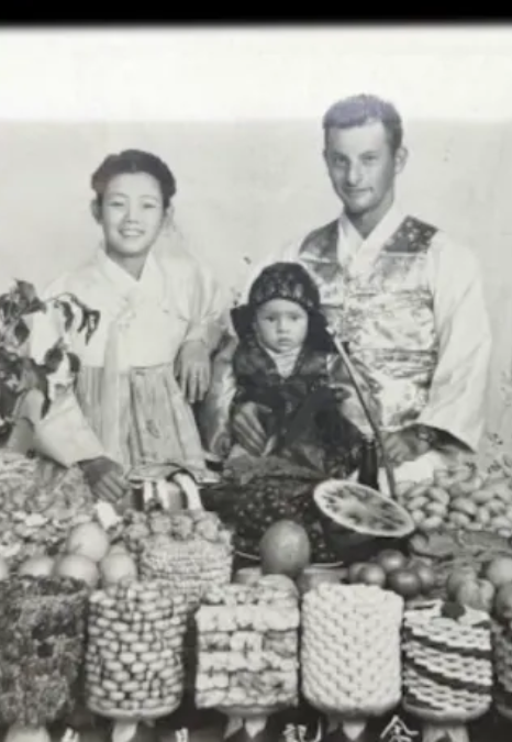 《You Quiz on the Block》查理·史密斯是誰？韓國母親朴裕善、美軍父親拉爾夫，1952年周歲宴照片中隱藏的...