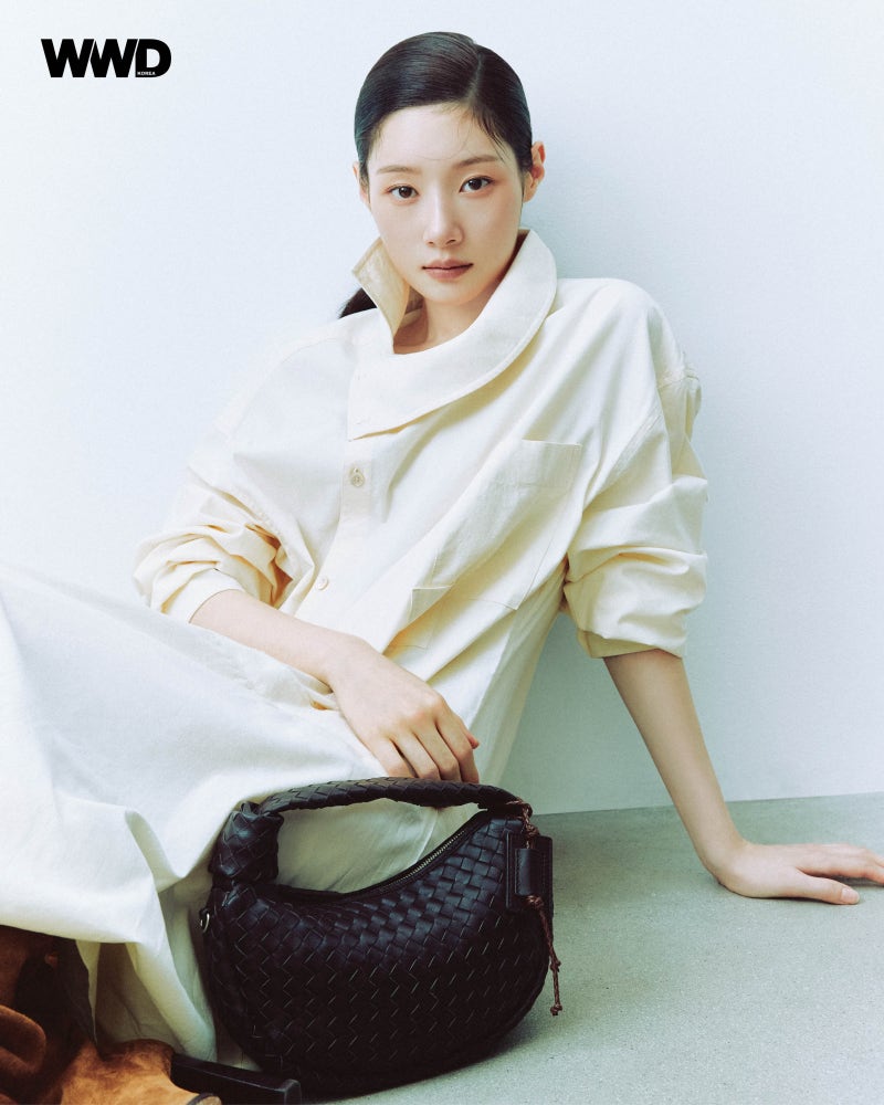 쿠론 26FW 정채연 WWD 화보 가을 신상 가방 알아보기! 데일리 토트백 출근 가방 추천 / @클레 토....
