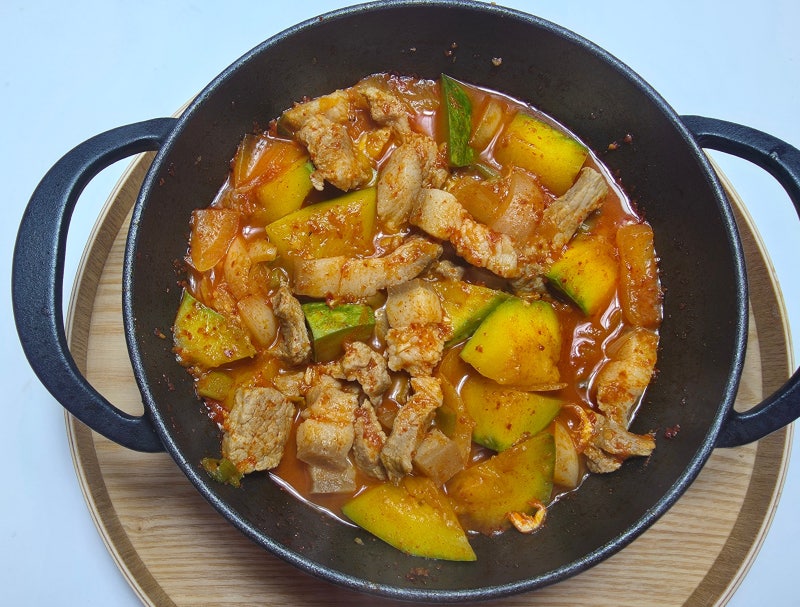 칼칼하고 진한 돼지고기 둥근호박 고추장찌개 레시피