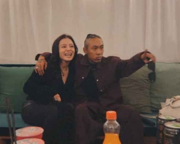 <b>도끼</b><b>이하이</b>, 5년 연애 끝 결혼 임박? 몽골 무대 '무릎 꿇은 프러포....