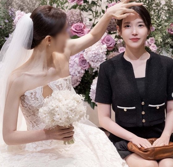 결혼식 날에도 멈추지 않은 직업 정신, 하객 아이유 머리 손질한 신부