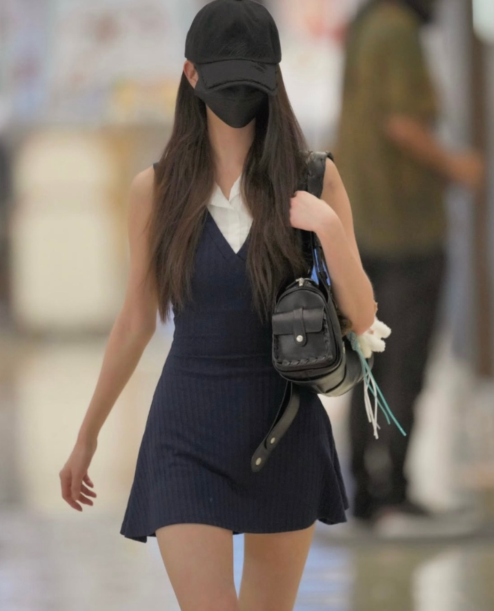 명품인 줄 알았는데…장원영 공항룩 가방 17만9천원, 원피스는 3만8천원