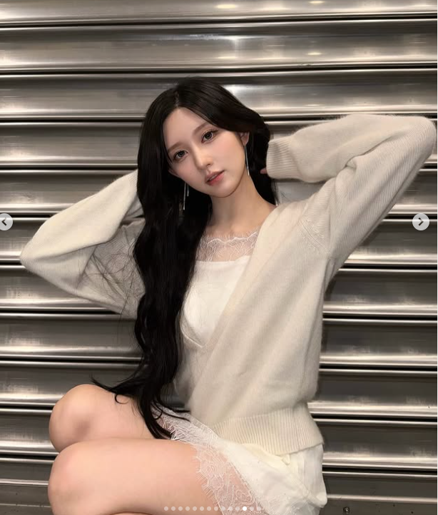 Autumn Suits Her Name So Well! IVE Gaeul's Knit and Navy Daily Look