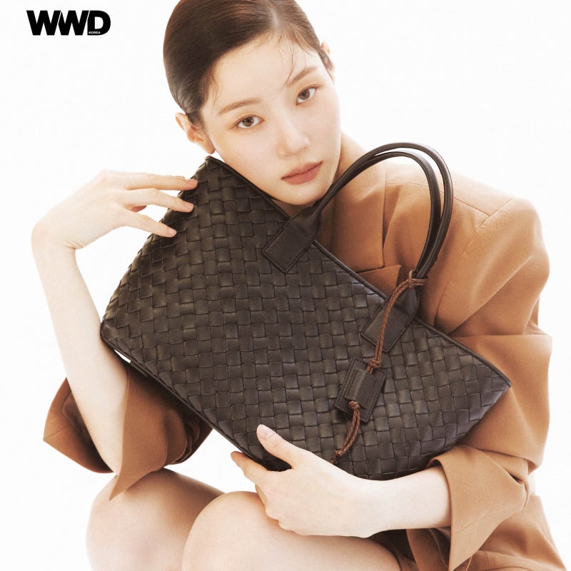 쿠론 COURONNE 26FW 정채연 화보 가방 정보 클레 토트 30