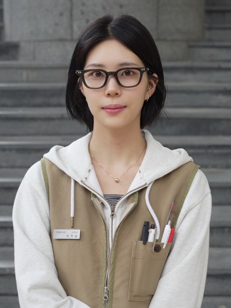 High Collar Mute Mute W: Two Sizes of Square Thin Horn-Rimmed Glasses, Popularized by Koo Kyo-hwan
