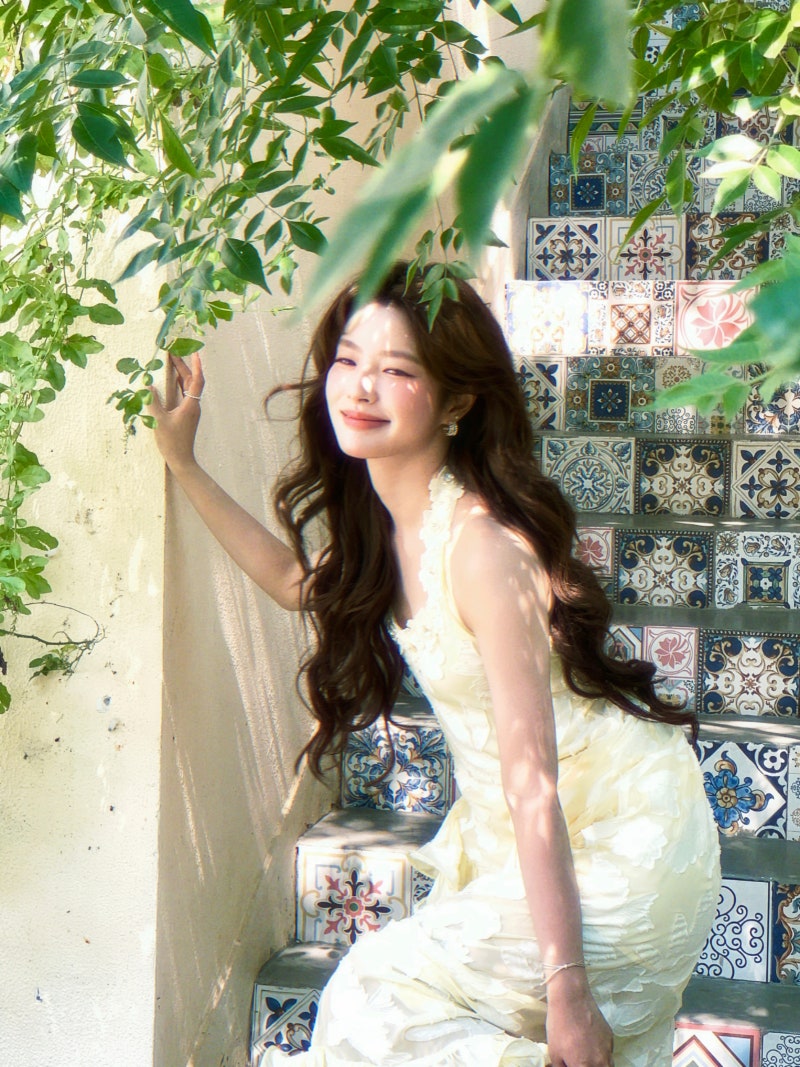 IVE's Ahn Yujin Look-alike: Chinese Actress Xu Ruohan, the Next-Gen Rom-Com Queen of Modern Dramas