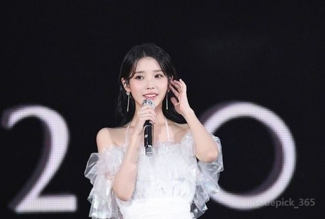 "오늘 저녁은 삶은 달걀만" 아이유 한마디에 팬들 탄식 터진 무대인사