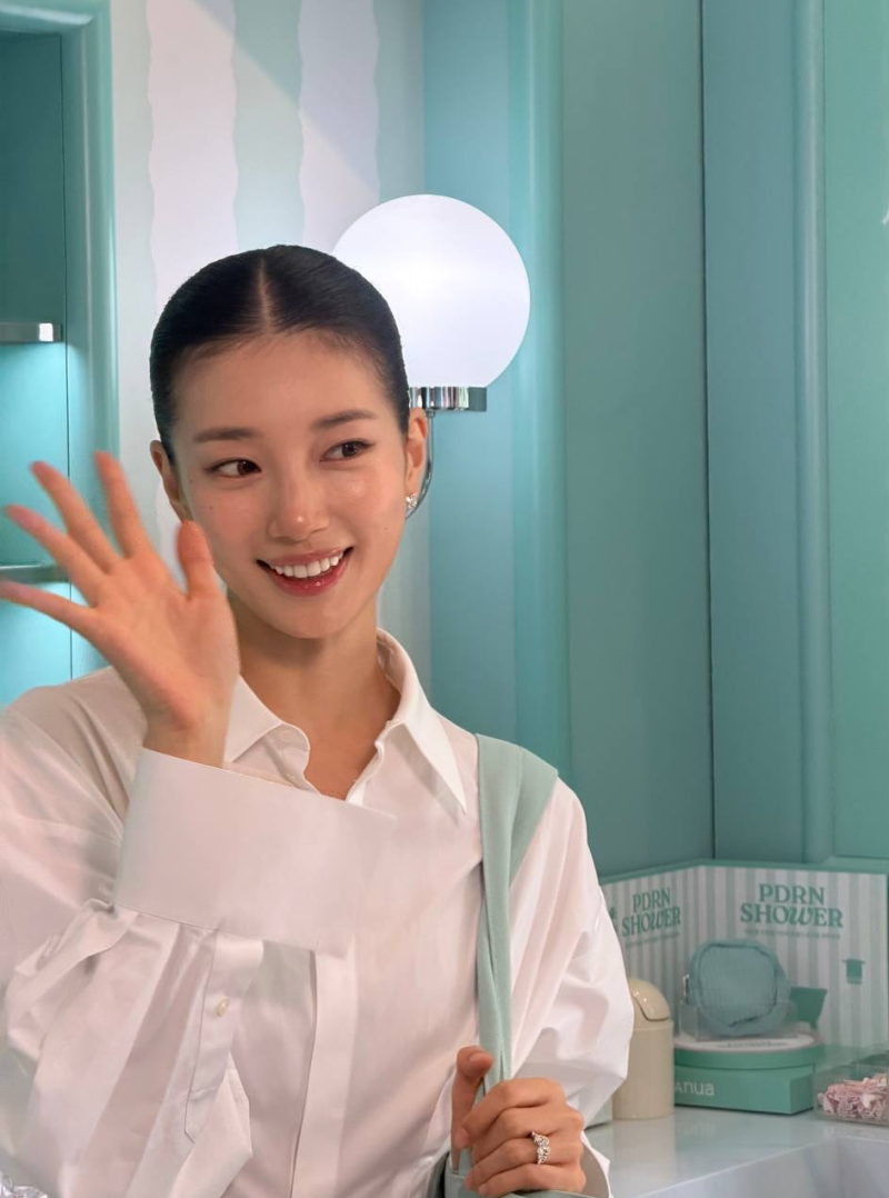 수지 아누아 행사룩, 다시 보니 포인트는 따로 있었다…‘목선’을 비우자 분위기가 확 달라....