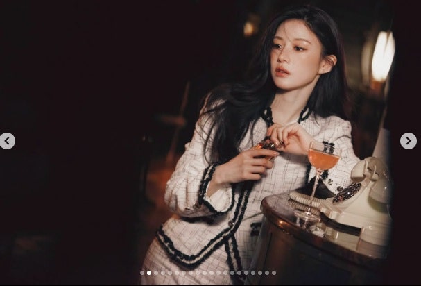 고윤정, 어두운 배경 속 눈부신 비주얼, 촬영장 포착된 독보적 아우라