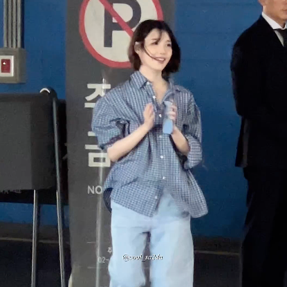 퇴근하는데 이렇게 예쁘다고? 18주년 아이유의 오버핏 체크셔츠