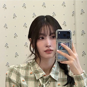 트와이스 모모 사복 패션, 체크 셔츠 하나로 이런 분위기가…거울 셀카까지 눈길
