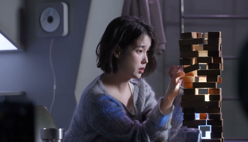 Cut After 10 Years Without Layers... 33-Year-Old IU's Sharp Bob Ending at the Jawline