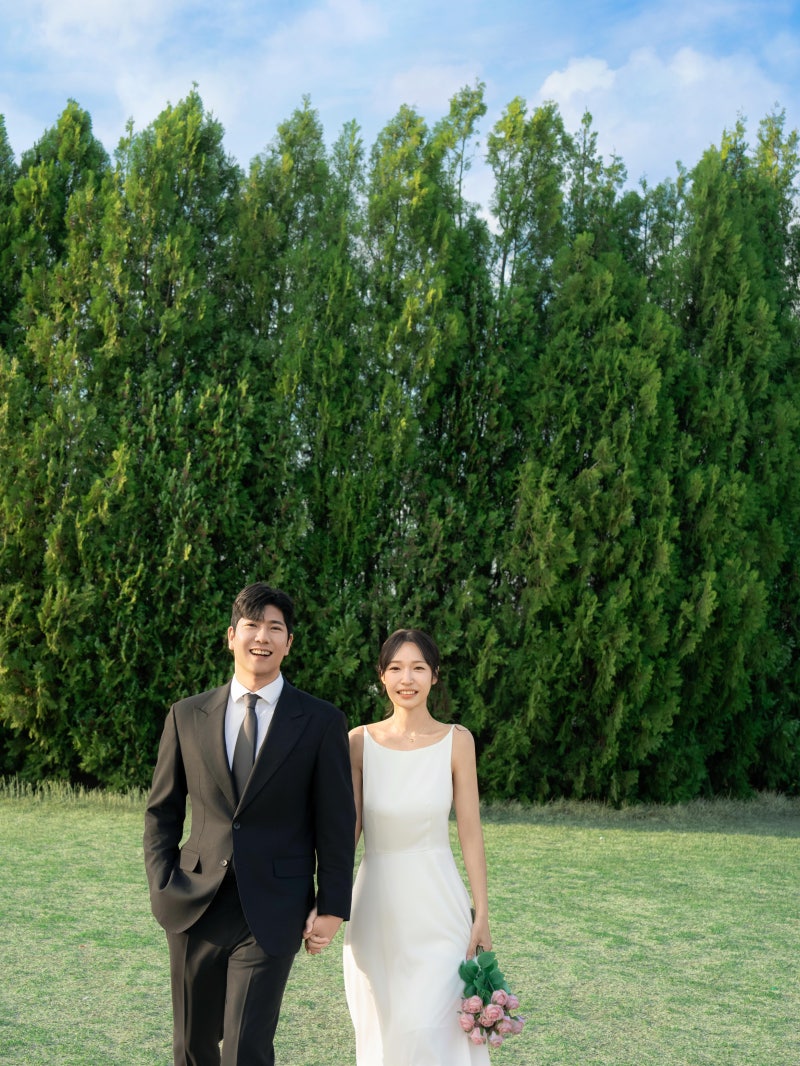 Noeul Park Wedding Snap Photoshoot Review | Seoul Outdoor Wedding Snaps Captured in the Green Grass Season