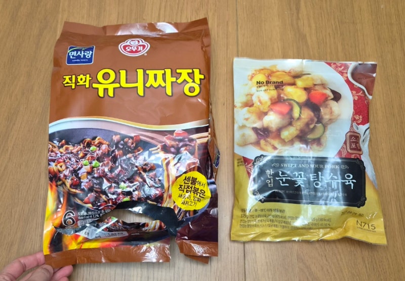 오뚜기 면사랑 직화 유니짜장 & 노브랜드 한입 눈꽃 탕수육