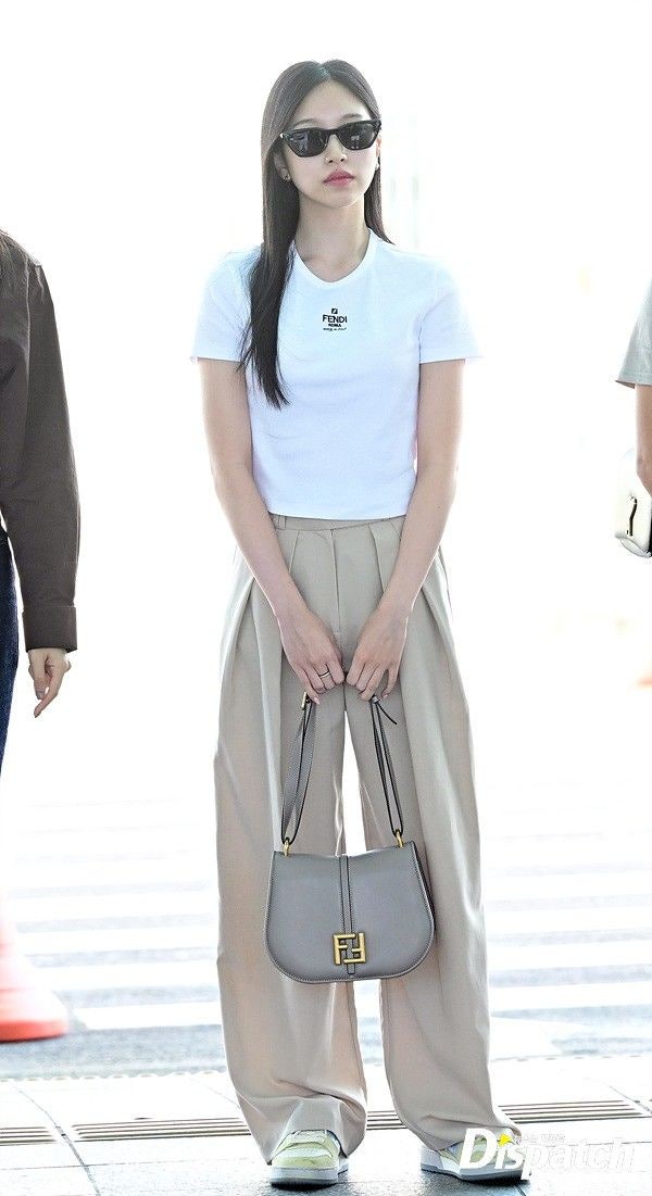 TWICEミナの空港ファッション、ヒップさと清純さまで顔が全てを物語る