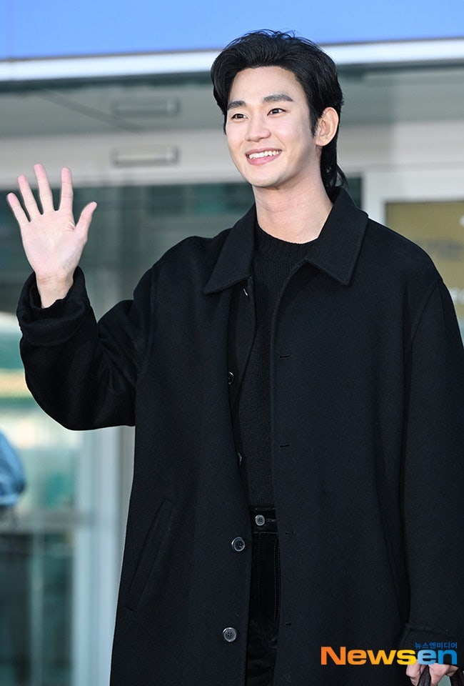 김수현, 1년 반 침묵 깬 국내 복귀…"시기상조 vs 기다렸다" 엇갈린 반응