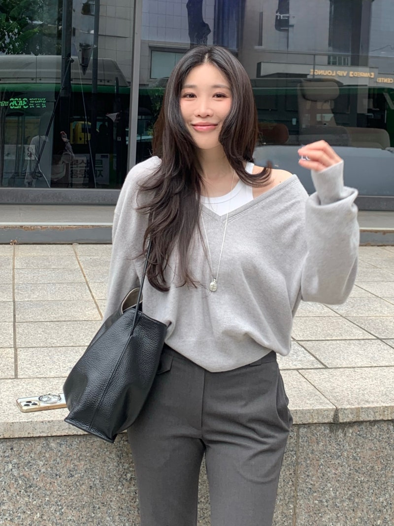 큰 니트 입으면 상체부터 퍼지는데, 이해리님은 ‘흰색 한 줄’로 정리했어요