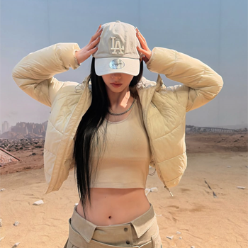 카리나 SNS 화보 속 착용 아이템 MLB 커브 경량 숏패딩 + 여자 모자 종류
