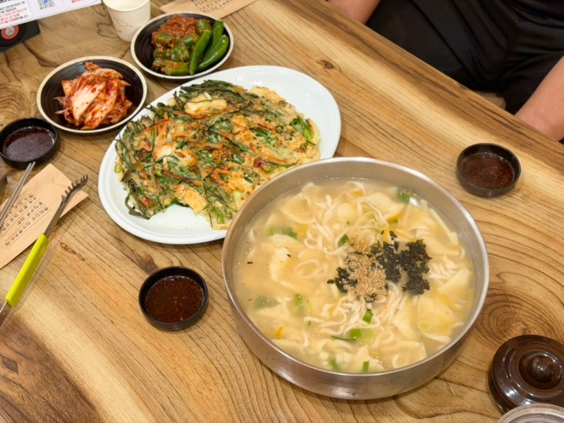 대구 송해공원 맛집 김태희옛날손국수 칼제비 해물파전 대구10미 단골 칼국수집 후기