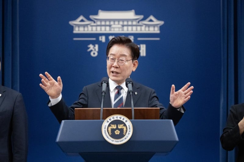 《10주 만에 하락세 멈춘 이 대통령 지지율, 34.8%로 반등》