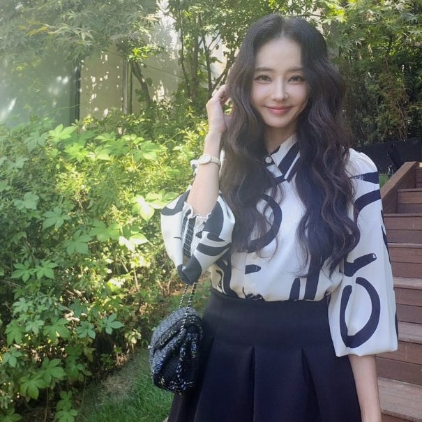 "아침 인사 올렸을 뿐인데"… 감탄 쏟아진 한채영, 46세 바비인형 미모