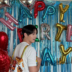 송중기 41세 생일파티 현장 공개｜과자 가방 메고 활짝·최근 근황·프로필 총정리