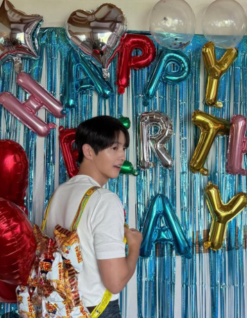 宋仲基41歲生日派對現場公開｜背著零食包燦笑・最新近況・個人資料總整理