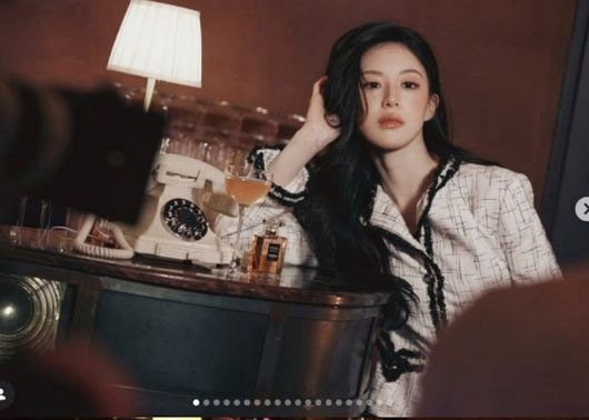 "고윤정, 어두운 배경 속 눈부신 비주얼" 근황 공개