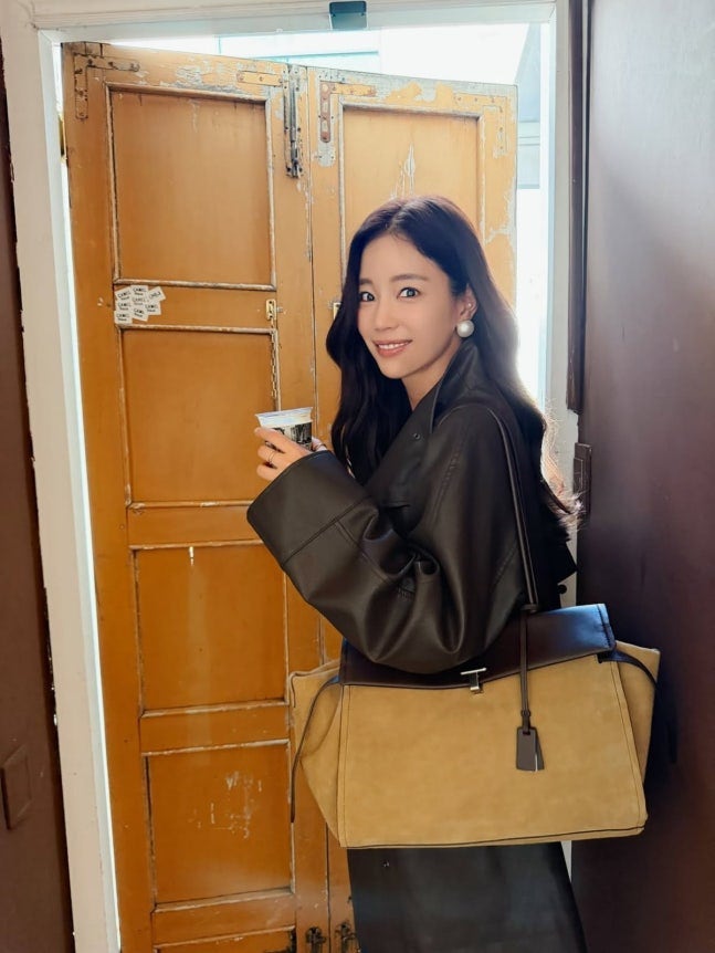 기은세 ,가을패션 브라운 가죽자켓 청바지 코디, 40대 여성 데일리룩