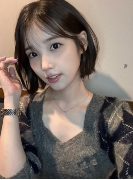 아이유 10년 만의 단발, 러블리 퇴근길 체크셔츠 하나로 완성된 ‘꾸안꾸’ 분위기