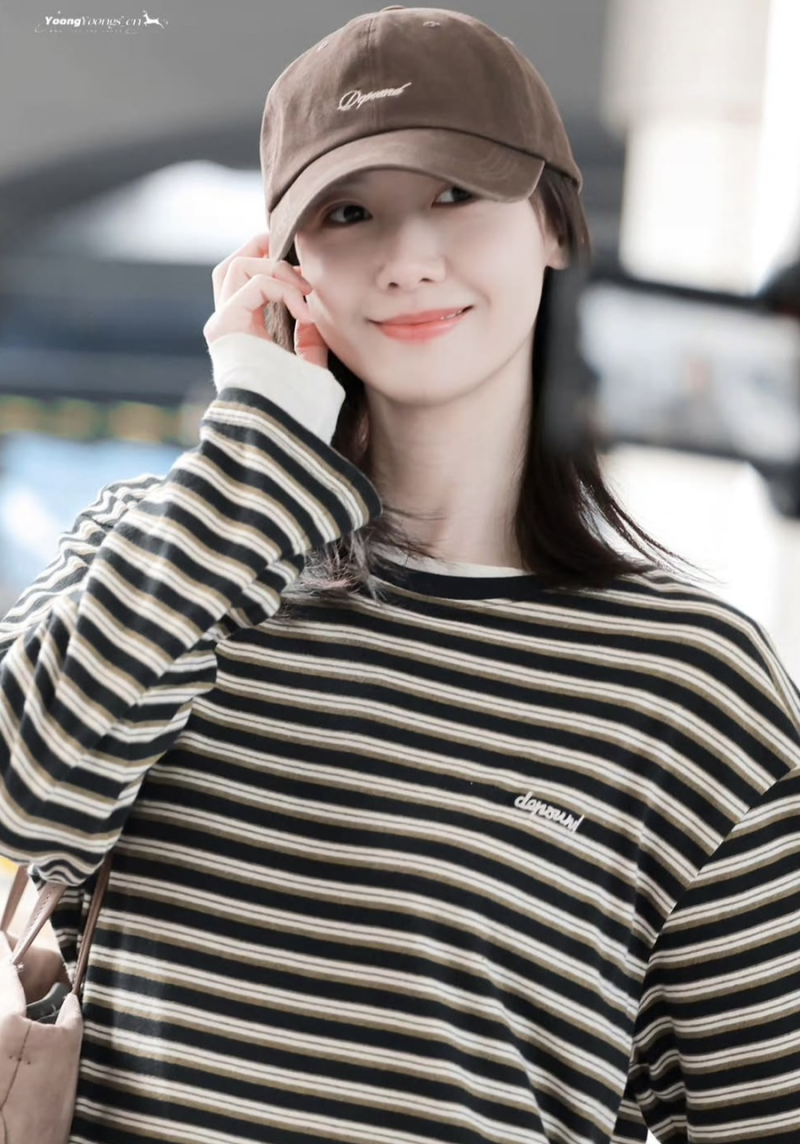 윤아 공항패션, 무난한데 자꾸 눈길 가는 이유