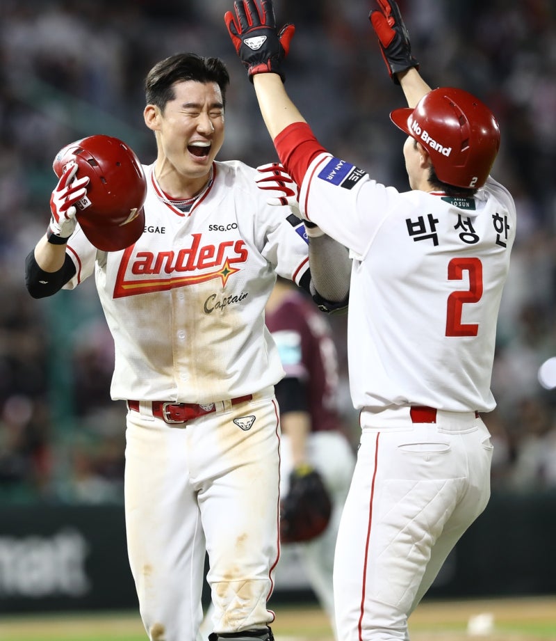 복귀하자마자 대타 2타점…SSG 4연승, 주전보다 무서운 ‘한 장’