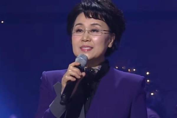 가수 심수봉, 지역 행사서 후배 김다현 공개 저격 논란… “노래가 뭔지도 모르는 아가씨, 내....