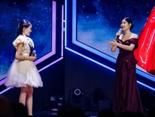 '제 앞에 노래한 여자'라더니… 71세 심수봉, 17세 김다현에 결국 고개 숙였다