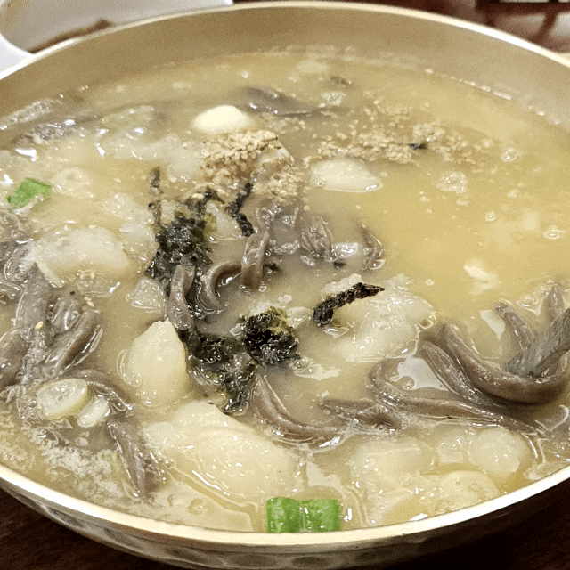 수원맛집 대궐막국수 수원점 수육부터 들깨옹심이칼국수까지