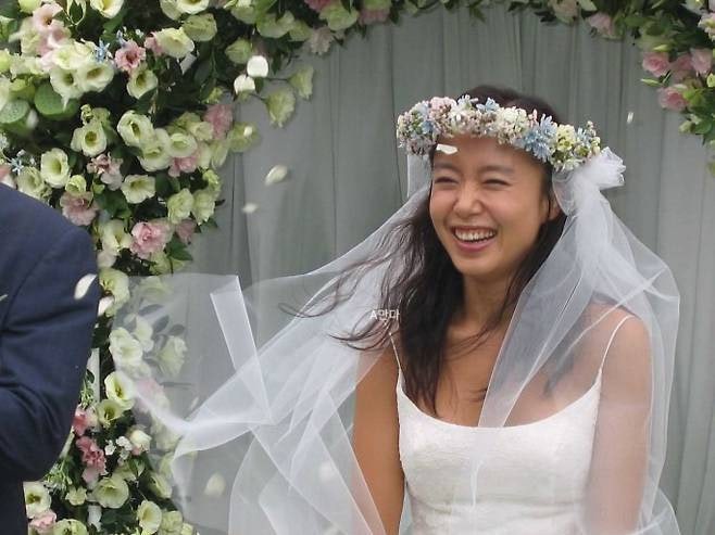 "진짜 딱 한 명만 왔다고?"... 전도연 결혼식에 참석한 유일한 연예인, 그 정체는?