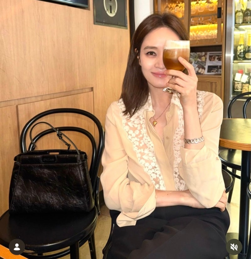 56세인데 왜 갈수록 예뻐져?.. 최근 인스타 올라오자 난리난 김혜수 근황 ㄷㄷ