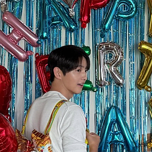 과자 봉지로 가방까지? 41세 송중기 생일 인증샷 흰 티셔츠 데님팬츠 1남 1녀 아빠