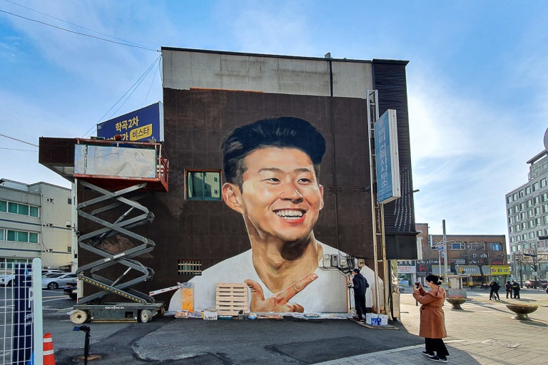 춘천 ‘손흥민 벽화’가 사라진다…팬들의 성지는 왜 철거될까?