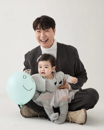 박수홍 1살 딸 재이, 용돈 봉투 받자마자 아빠에게…이 장면이 유독 뭉클했던 이유