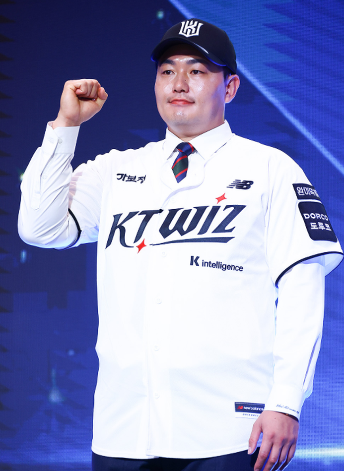 “관심 없다던 KT, 역시 연막작전이었나” 2라운드 최지만 지명…그보다 먼저 뽑은 18세 좌완....
