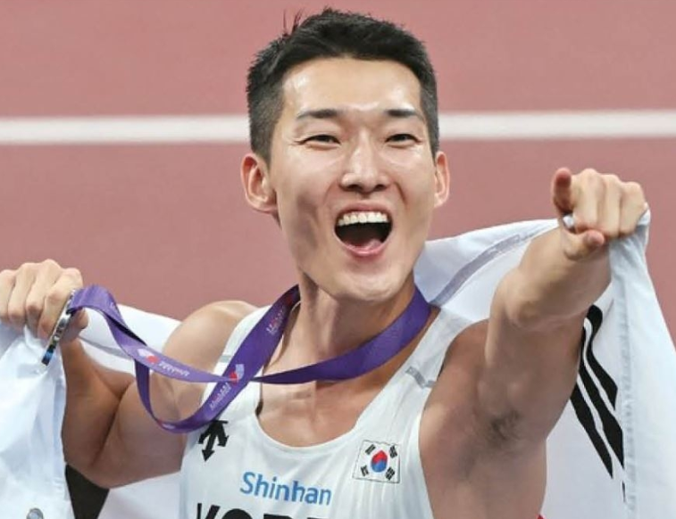 세계선수권 은메달 2개의 주인공…이제 웃으며 금메달 걸어보자 우상혁 프로필: 나이, 키, 고....