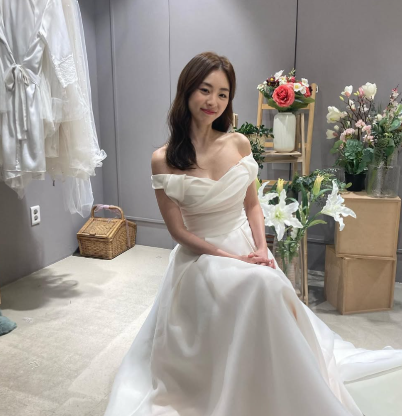 사복 사진 몇 장만 봐도, 이연희는 옷보다 분위기가 먼저 남는 사람이더라고요...