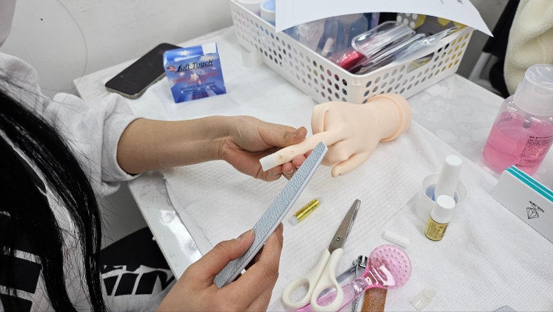 안양네일아트학원 추천! 네일아트 후염색약이 묻었다면? 손톱과 피부 얼룩 지우는방법