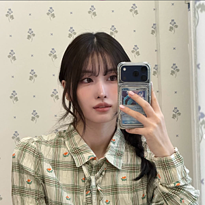 트와이스 모모 공항패션, 체크 셔츠에 브라운 팬츠로 완성한 가을 코디