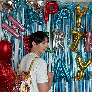 송중기 생일파티에 등장한 '과자봉지 가방'…41살 애아빠의 반전 취향
