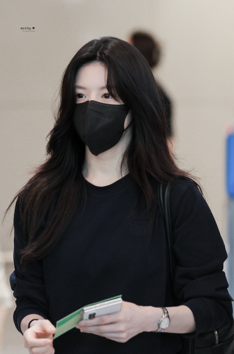 고윤정이 선택한 샤넬 신상백, 파리행사부터 공항까지 이렇게 달랐다