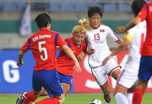 여자축구 남북전 1-1 무승부, 윤수정 동점골에도 조 1위 북한에 내준 ....