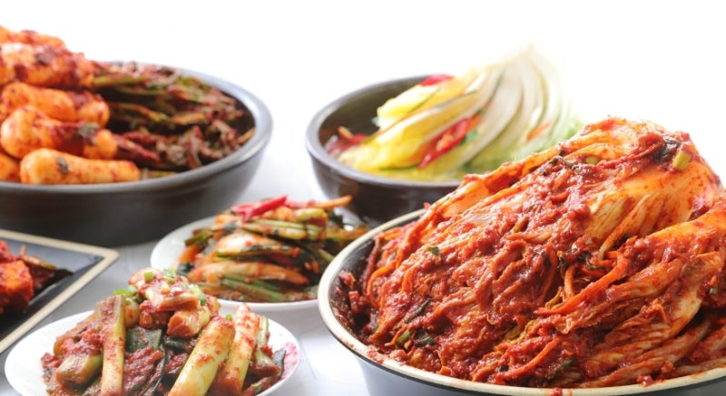 냉장고 속 김치 곰팡이, 윗부분만 슬쩍 걷어내고 드셨나요?