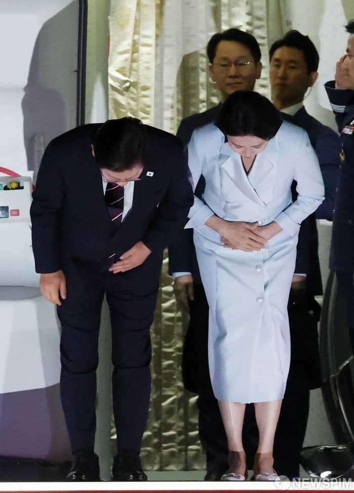 인사하는 이재명 대통령, 순방길 배웅 속 강훈식 실장 사의 표명 배경은?